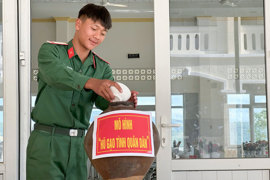 Hũ gạo thắm tình quân - dân