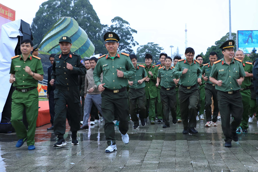 Công an Lâm Đồng chạy bộ chào mừng ngày truyền thống Công an nhân dân