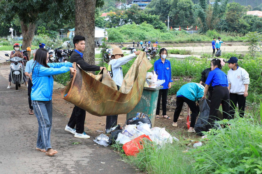 Đồng bào dân tộc thiểu số chung tay xây dựng Lâm Đồng xanh, sạch, đẹp