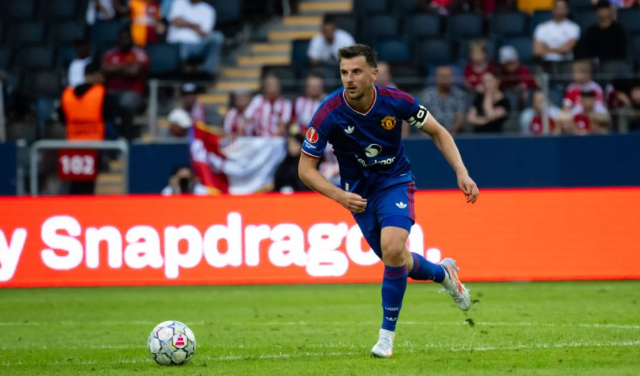 Nỗ lực bảo vệ Mason Mount của Michael Carrick tại Manchester United lại tạo tác dụng ngược