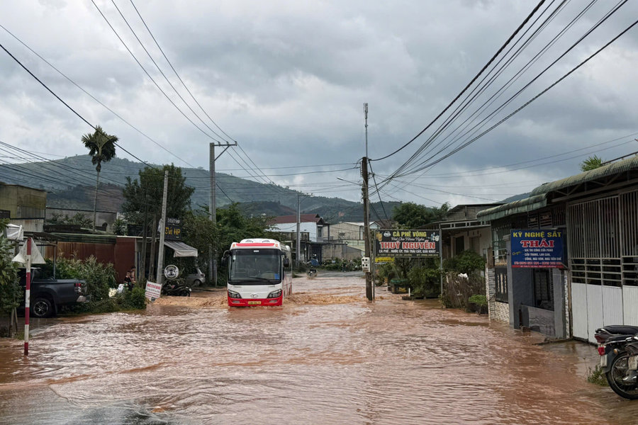 Mưa lớn, Quốc lộ 55 qua Lâm Đồng ngập sâu nhiều ngày