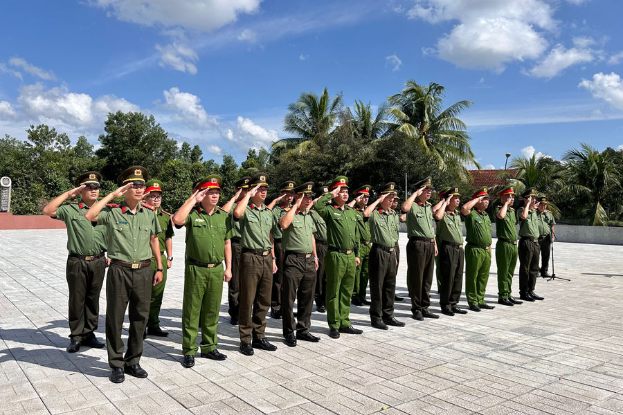Cụm thi đua số 15, Công an tỉnh Lâm Đồng về nguồn tại Trung ương Cục miền Nam
