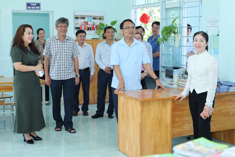 Phó Bí thư Thường trực Tỉnh ủy Lâm Đồng Đặng Hồng Sỹ kiểm tra công tác chuẩn bị năm học mới phía Đông