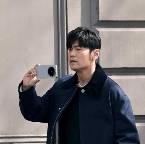 Lộ diện flagship vivo X500 Pro Max trên tay Châu Kiệt Luân với camera tele kích thước lớn