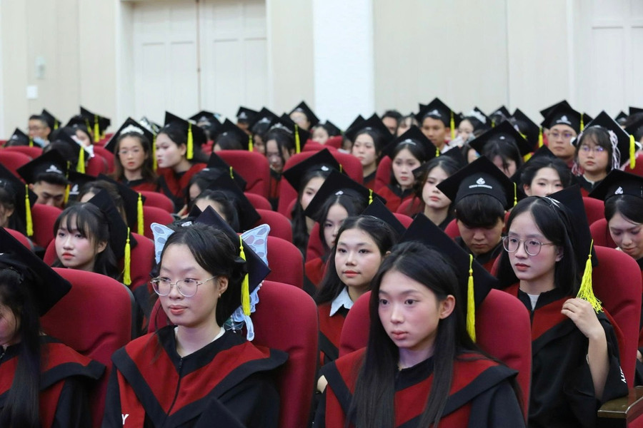 Trường Đại học Yersin Đà Lạt trao bằng tốt nghiệp cho gần 900 tân thạc sĩ, cử nhân