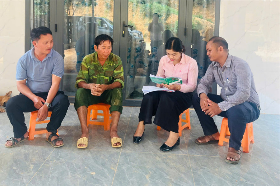 Nữ cán bộ tín dụng "gieo vốn" nơi buôn làng