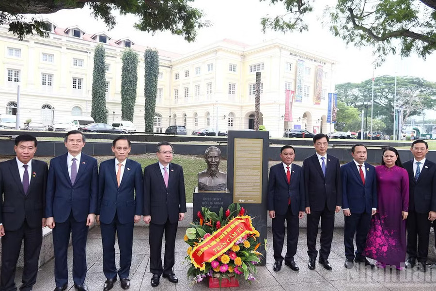 Thường trực Ban Bí thư Trần Cẩm Tú dâng hoa tưởng niệm Chủ tịch Hồ Chí Minh tại Singapore