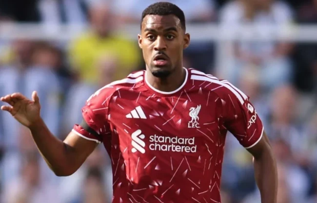 HLV Andoni Iraola kiên định không mua số 6 khiến tuyến giữa Liverpool đối mặt nhiều rủi ro