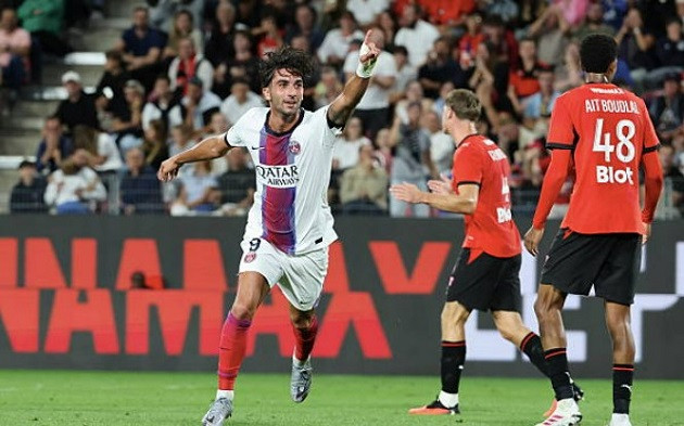 Ferran Torres lập cú đúp siêu hạng giúp đương kim vô địch PSG cầm hòa Rennes 2-2 nghẹt thở