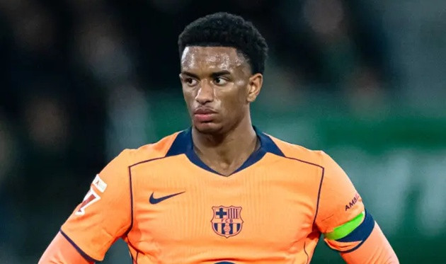 Man United ráo riết chiêu mộ hậu vệ cánh trái Alejandro Balde sau biến động ở Barcelona
