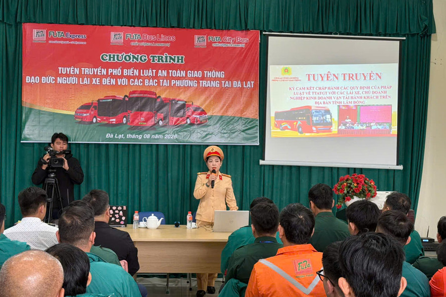 Hơn 400 lái xe Lâm Đồng được tuyên truyền pháp luật giao thông