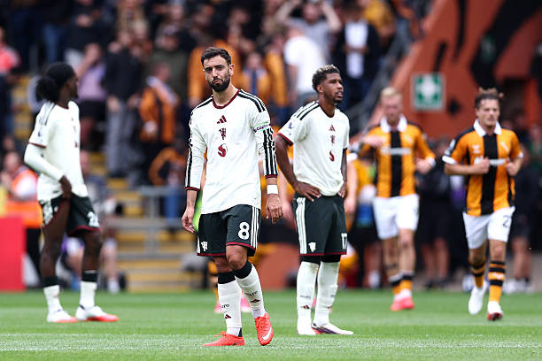 Thua sốc Hull City 0-2, Man Utd bộc lộ điểm yếu chí mạng trước khối phòng ngự 5 hậu vệ