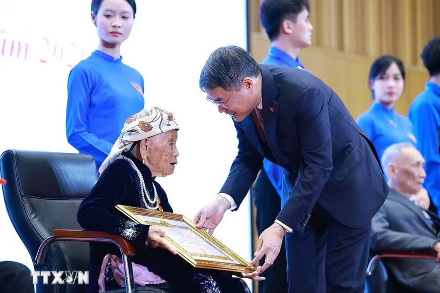 Thủ tướng Lê Minh Hưng: Chăm lo tốt hơn nữa đời sống vật chất, tinh thần của các đảng viên lão thành