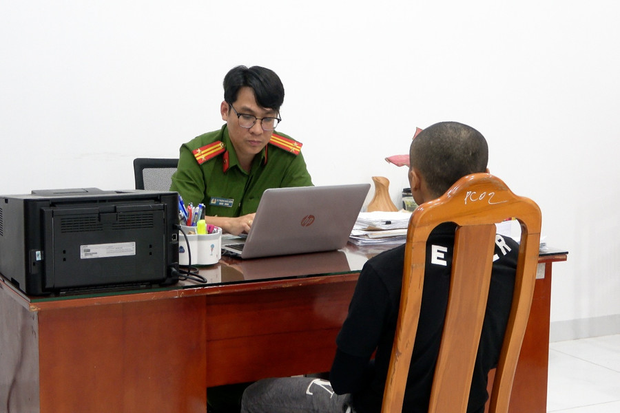 Đối tượng truy nã về tội môi giới mại dâm ra đầu thú