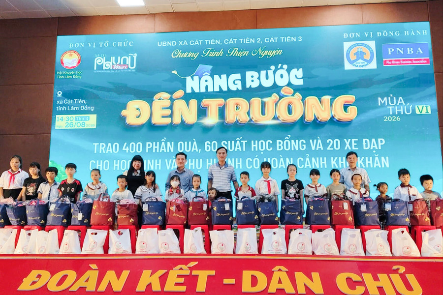 Ấm áp chương trình “Nâng bước em đến trường” lần thứ VI
