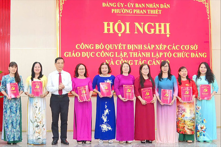 Phan Thiết công bố quyết định sắp xếp các cơ sở giáo dục công lập