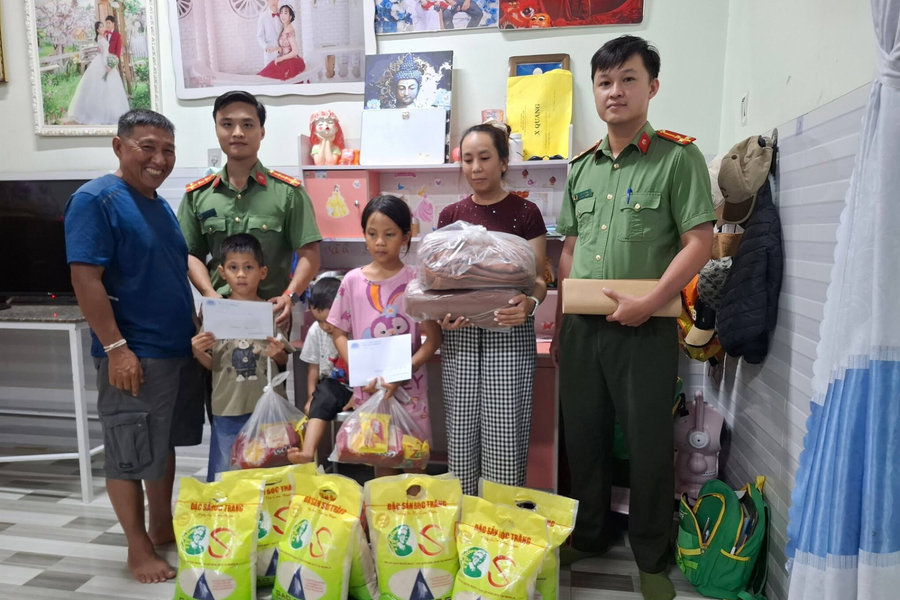 Nâng bước chân em đến trường