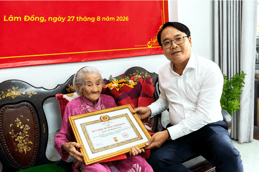 Phó Bí thư Thường trực Tỉnh ủy Đặng Hồng Sỹ trao Huy hiệu 80 năm tuổi Đảng cho đảng viên Lâm Thị Xuân Mai
