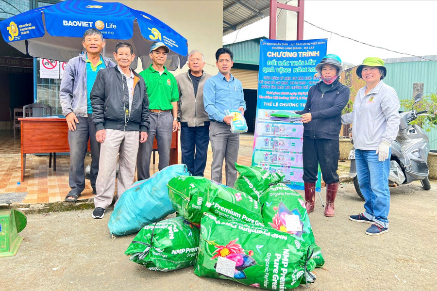 Phường Lang Biang - Đà Lạt “Đổi rác lấy quà” thu gom rác thải nguy hại