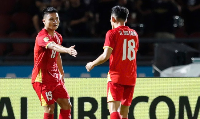 Tiền vệ Nguyễn Quang Hải chính thức vượt Lê Công Vinh, lập cú đúp kỷ lục lịch sử