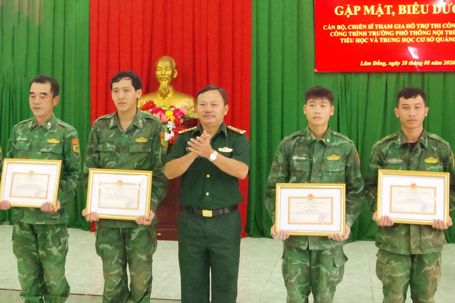 BĐBP Lâm Đồng khen thưởng cá nhân tham gia hỗ trợ xây trường nội trú