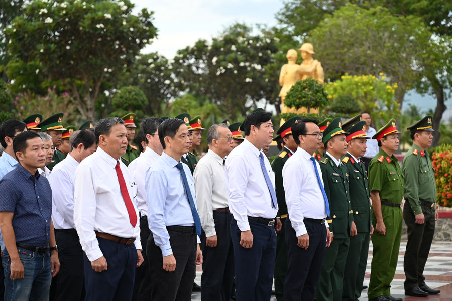 Lãnh đạo tỉnh Lâm Đồng dâng hương tưởng niệm Chủ tịch Hồ Chí Minh và các Anh hùng liệt sĩ tại Nghĩa trang Liệt sĩ Bình Thuận