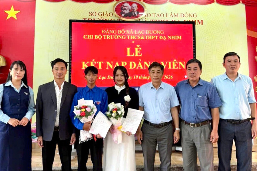 Sắt son niềm tin dưới cờ Đảng