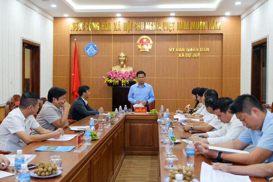 Phó Chủ tịch UBND tỉnh Đinh Văn Tuấn thăm, làm việc tại xã Cư Jút