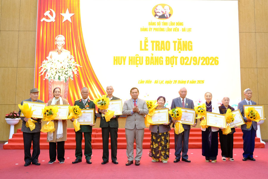 Phó Chủ tịch HĐND tỉnh Lâm Đồng K’ Mák trao Huy hiệu Đảng tại phường Lâm Viên - Đà Lạt