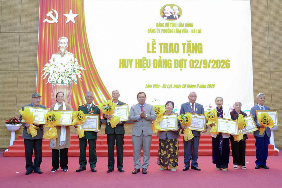 Phó Chủ tịch HĐND tỉnh Lâm Đồng K’ Mák trao Huy hiệu Đảng tại phường Lâm Viên - Đà Lạt