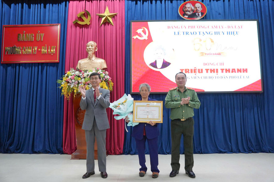 Thiếu tướng Trương Minh Đương dự lễ trao Huy hiệu Đảng tại phường Cam Ly - Đà Lạt