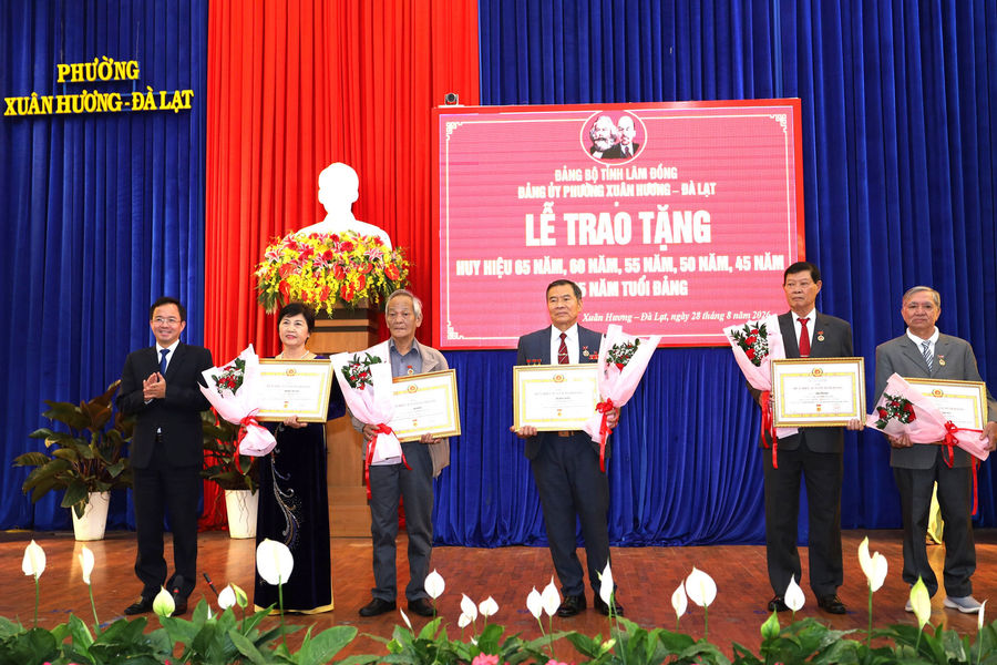 Trưởng Ban Tổ chức Tỉnh ủy Lâm Đồng Tôn Thiện Đồng trao Huy hiệu Đảng tại phường Xuân Hương - Đà Lạt