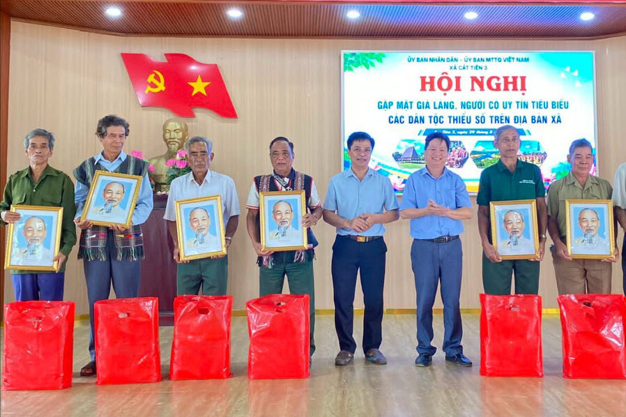 Cát Tiên 3 gặp mặt già làng, người có uy tín tiêu biểu