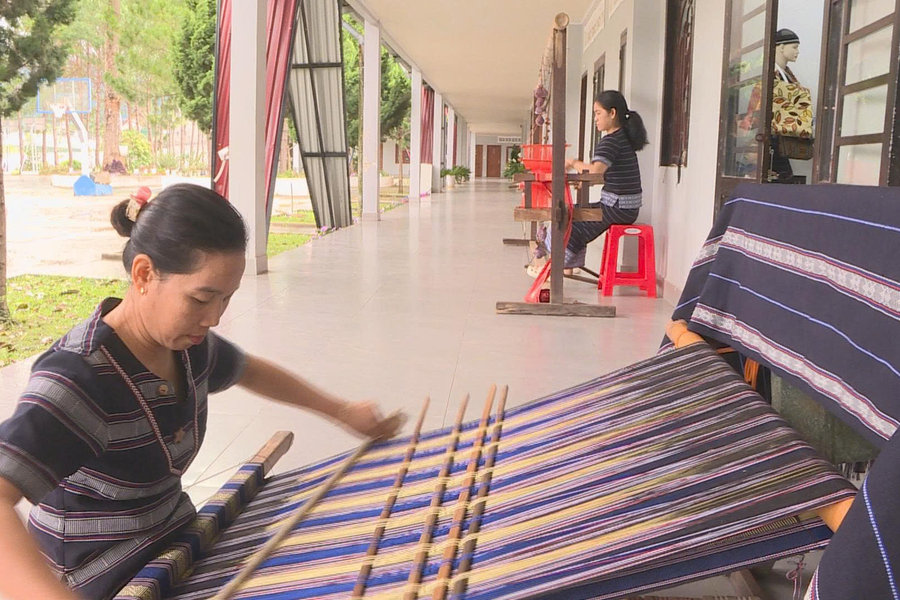 Giữ sắc thổ cẩm Cơ Ho dưới chân núi Voi