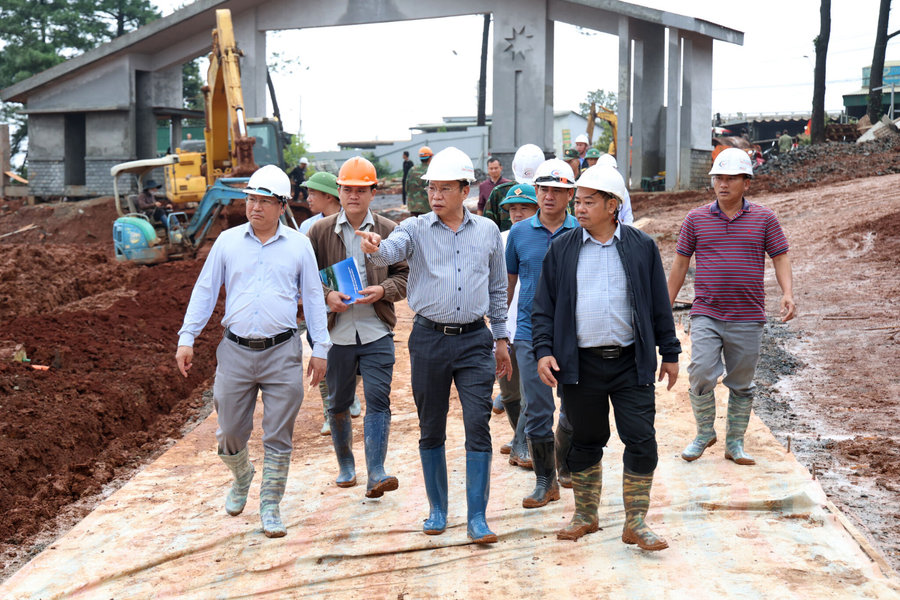 Chủ tịch HĐND tỉnh Lâm Đồng kiểm tra, yêu cầu gấp rút hoàn thiện 2 trường nội trú kịp khai giảng