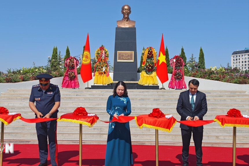 Khánh thành Tượng đài Chủ tịch Hồ Chí Minh tại thủ đô Bishkek của Kyrgystan