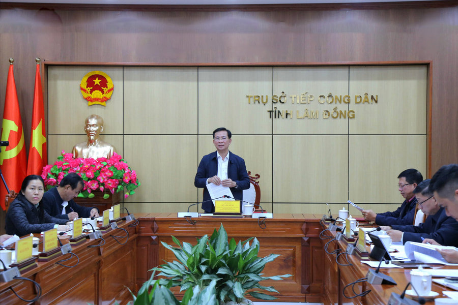 Chủ tịch UBND tỉnh Lâm Đồng Hồ Văn Mười đối thoại với công dân