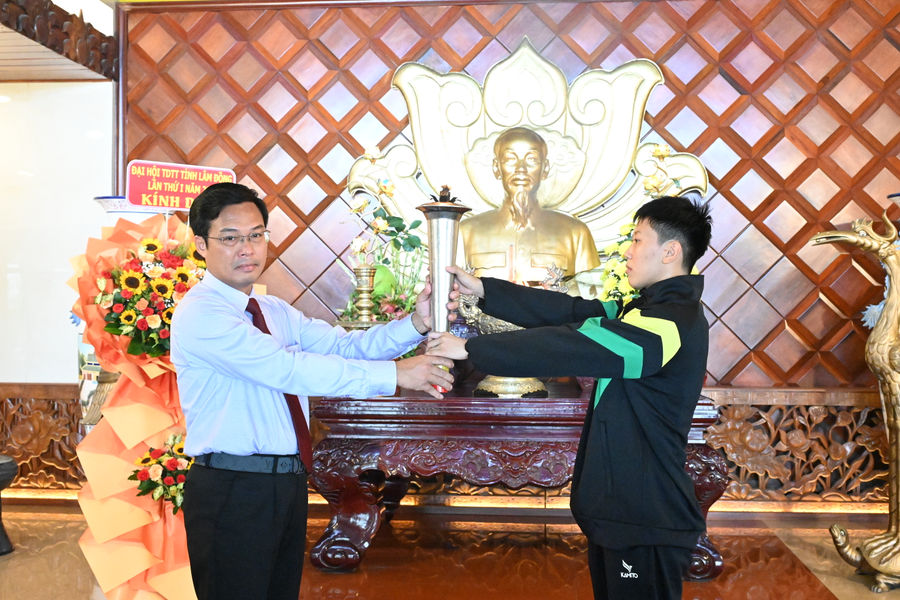 Lâm Đồng dâng hương, rước đuốc truyền thống Đại hội TDTT tỉnh lần thứ I