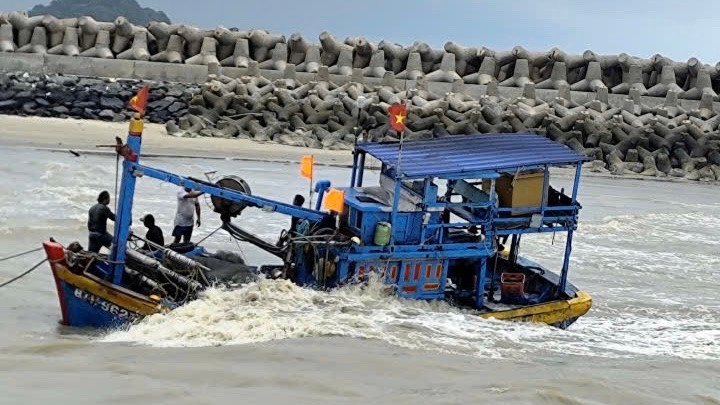 Lâm Đồng: 2 tàu cá bị chìm, 8 ngư dân bơi vào bờ an toàn