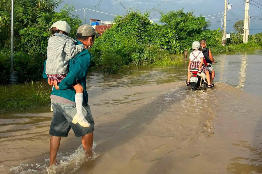 Học sinh Hàm Thạnh được hỗ trợ vượt ngập đến trường trong ngày khai giảng