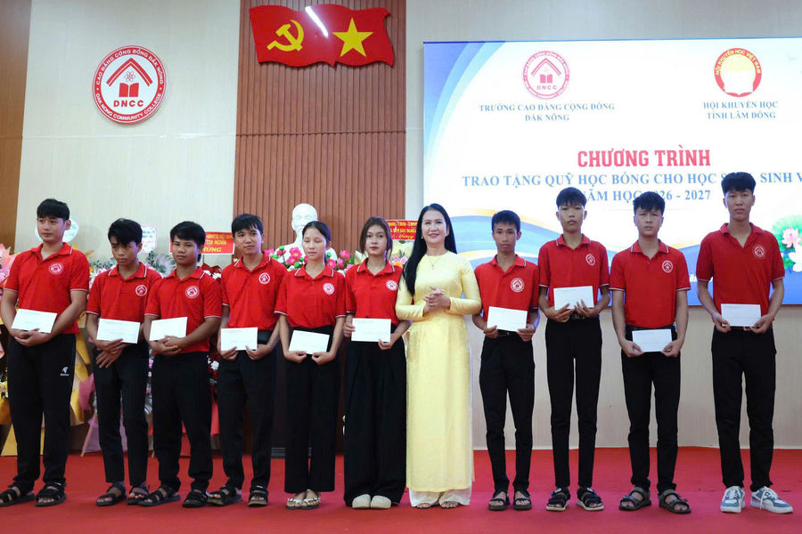 Hội Khuyến học tỉnh vận động hơn 4,8 tỷ đồng tiếp sức học sinh khó khăn đến trường