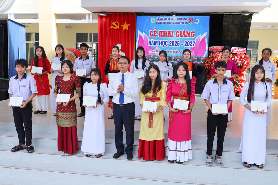 Phó Bí thư Thường trực Tỉnh ủy Lâm Đồng Đặng Hồng Sỹ dự khai giảng tại Trường Phổ thông Dân tộc nội trú