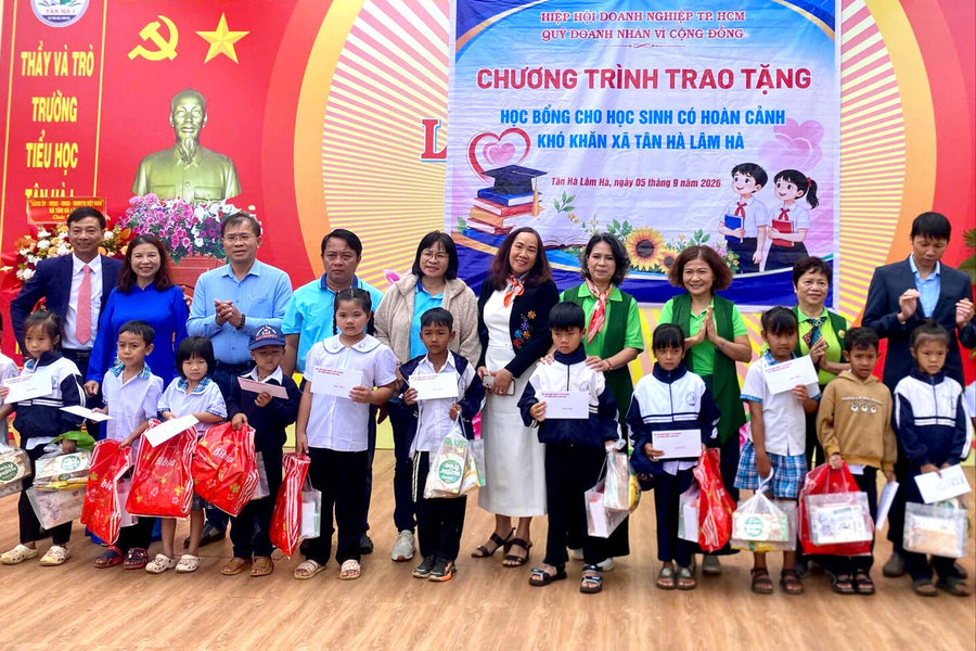 Doanh nhân Lâm Đồng đồng hành cùng học sinh khó khăn trong ngày khai giảng