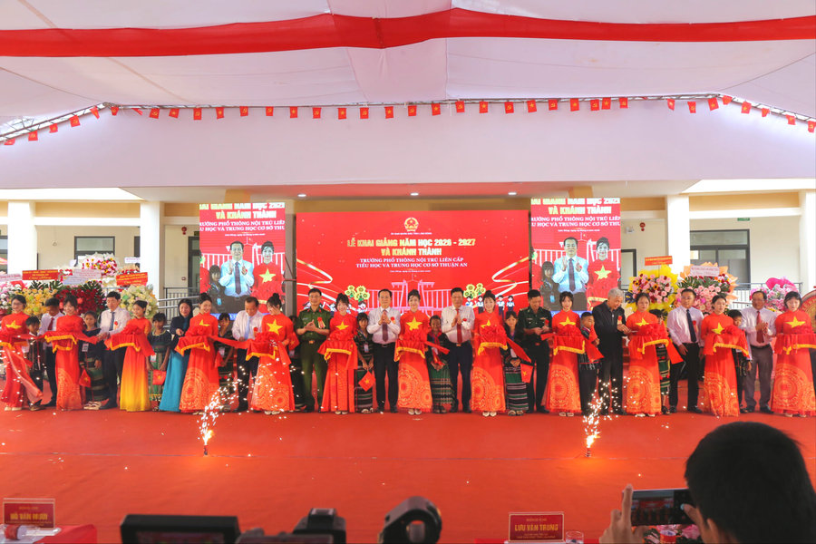 Chủ tịch UBND tỉnh Hồ Văn Mười và Chủ tịch HĐND tỉnh Lâm Đồng Lưu Văn Trung dự khai giảng và khánh thành Trường nội trú biên giới Thuận An