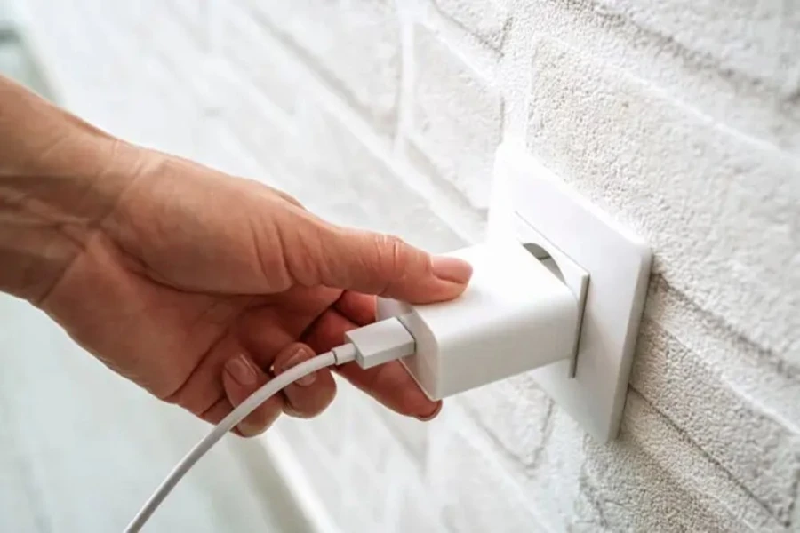Vì sao nên rút củ sạc điện thoại khỏi ổ điện khi không dùng: 4 rủi ro kỹ thuật cần lưu ý