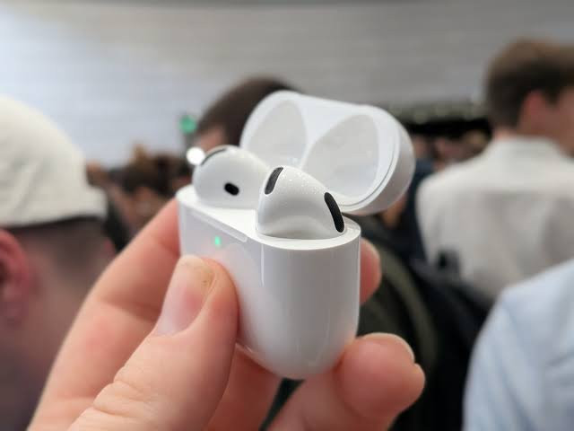 Apple vô tình để lộ AirPods Ultra trang bị camera nhận diện thông minh ra mắt tháng 9