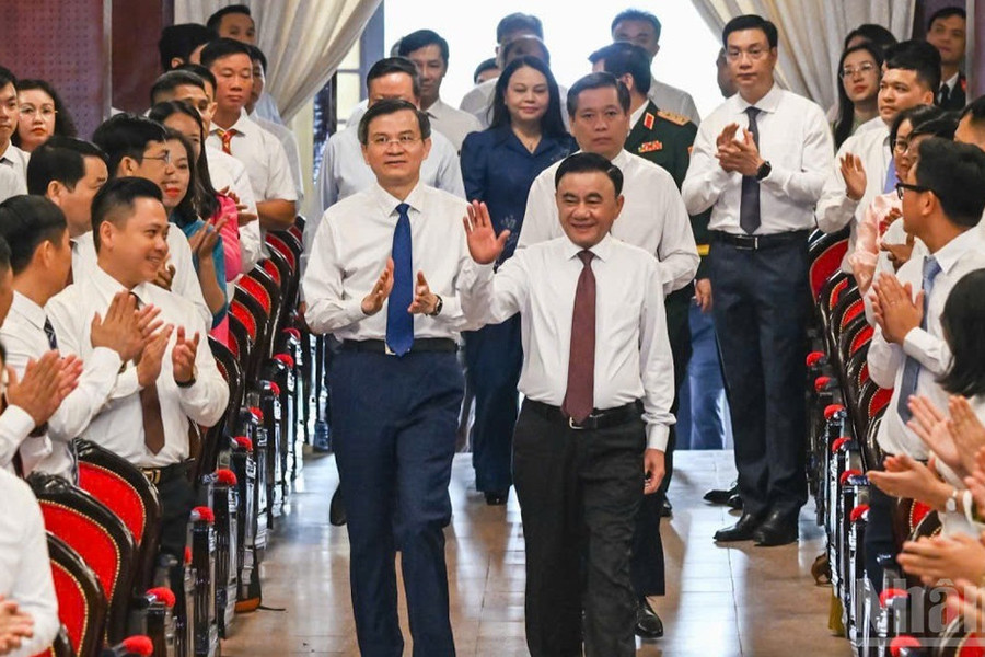 Đổi mới phải đặt trong tổng thể xây dựng Đảng, phát triển lý luận và xây dựng đội ngũ cán bộ