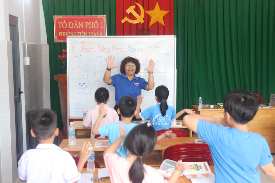 Trao tiếng Anh, mở tương lai làm du lịch cho trẻ vùng biển