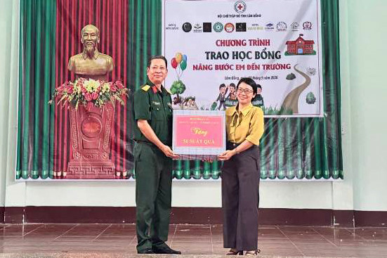 Đoàn Kinh tế - Quốc phòng 720 đồng hành cùng học sinh vùng khó khăn xã Quảng Tân