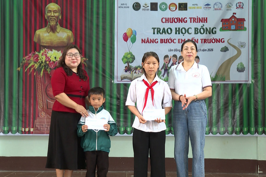 “Nâng bước em đến trường” tiếp sức học sinh khó khăn Quảng Tân